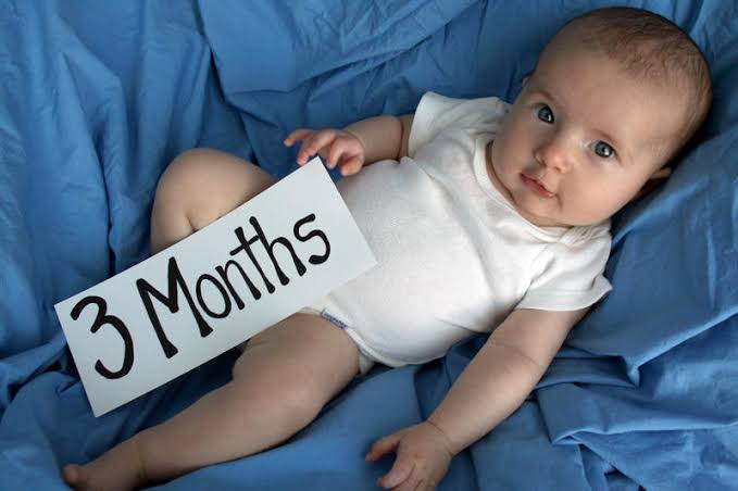 طفلك في الشهر الثالث: نمو وتطور رائع