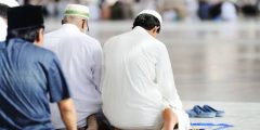 حكم الصلاة بين السواري في المساجد: جواز وآراء متعددة
